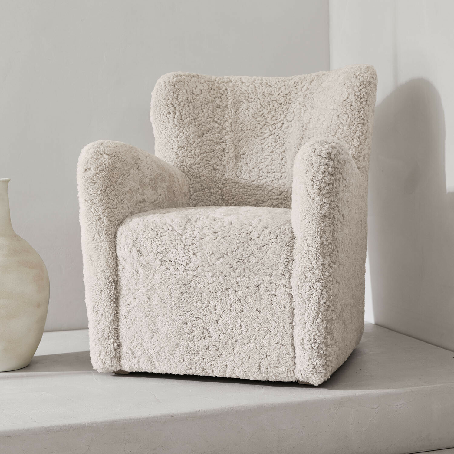 Fauteuil Fleurimond Fauteuil moelleux en tissu peluche beige, design moderne pour un salon confortable