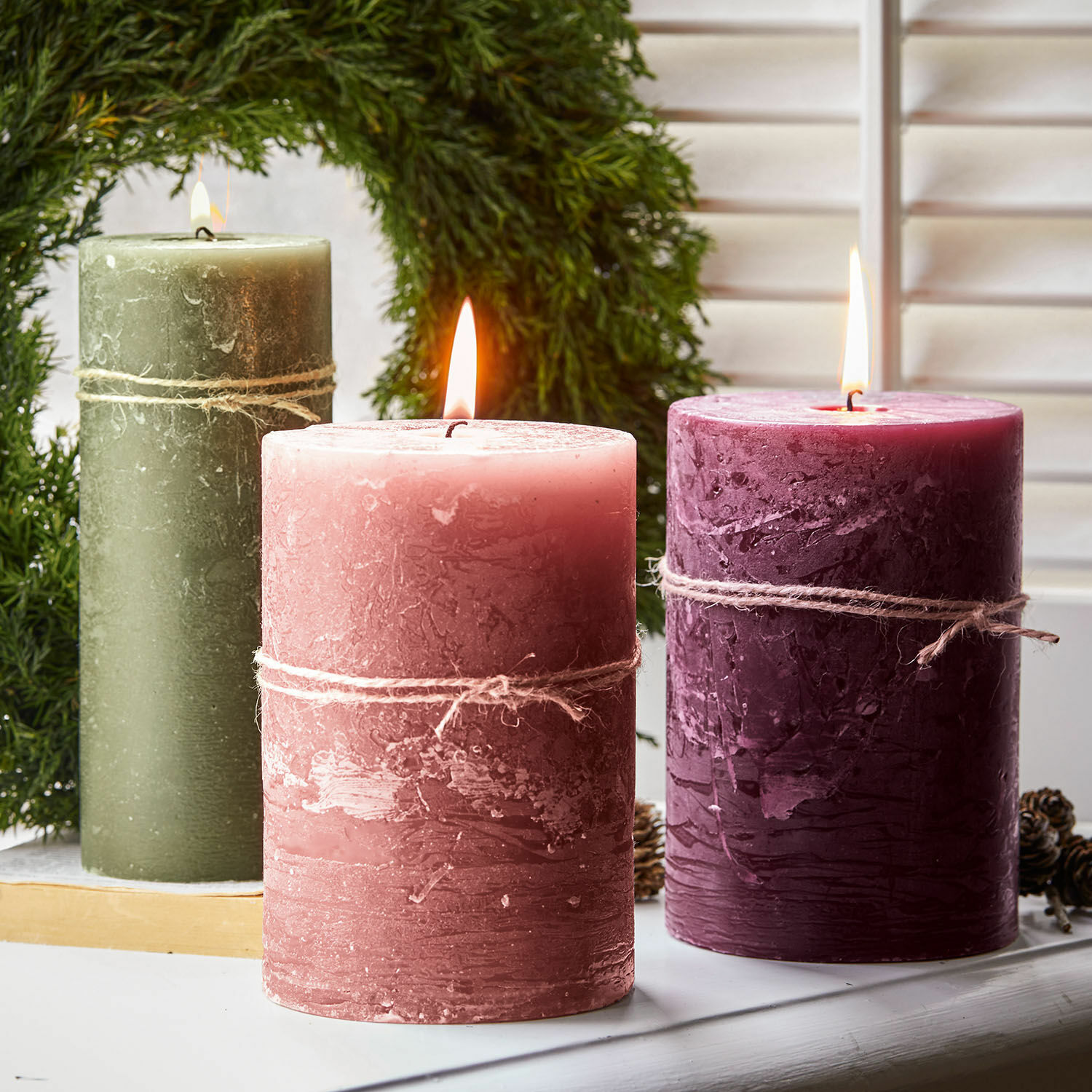 Lot de 3 bougies Salis Trois bougies rustiques en cire verte, rose et bordeaux avec corde en jute décorative