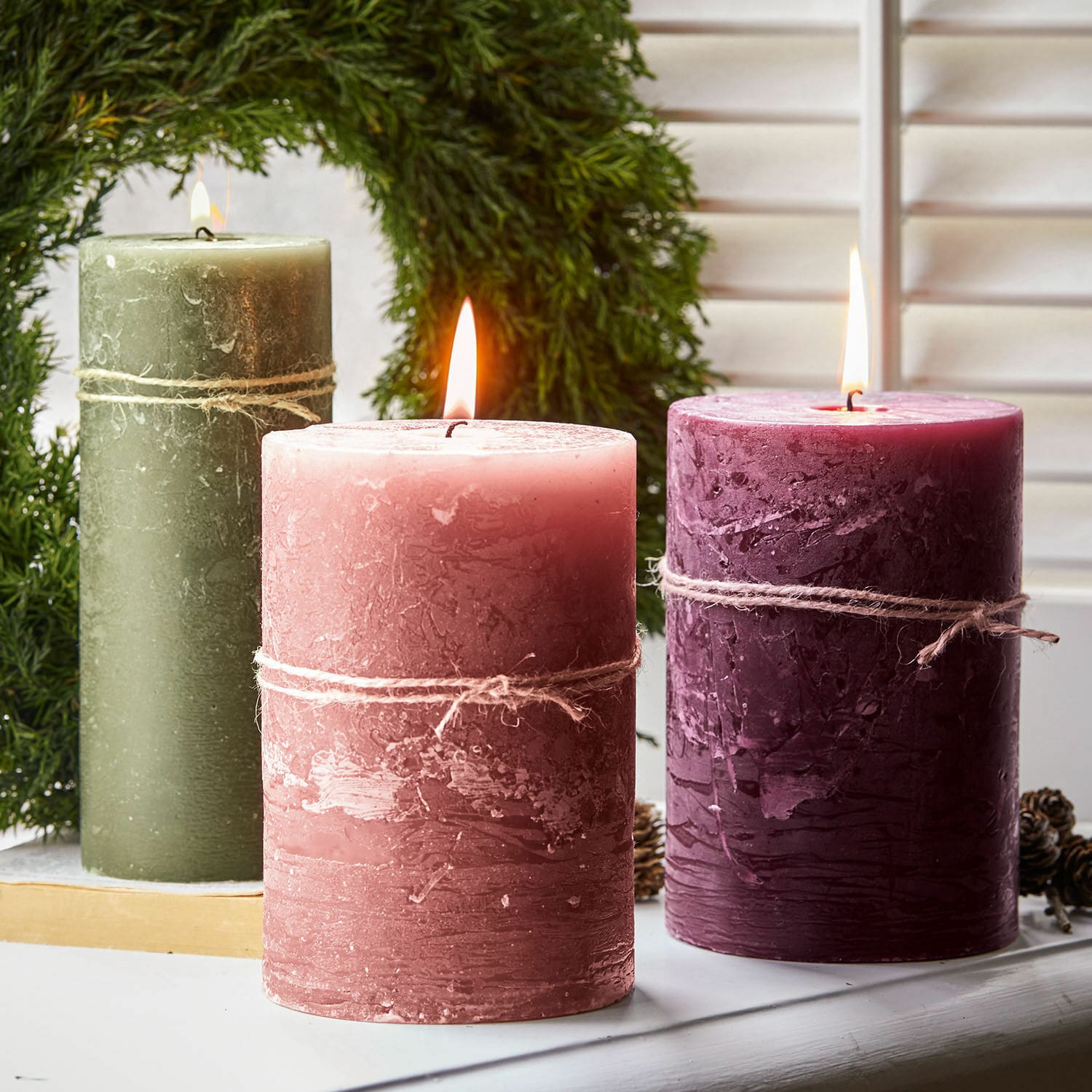Kaars set van 3 Salis Drie rustieke kaarsen van was in groen, roze en bordeaux met decoratief juten touw