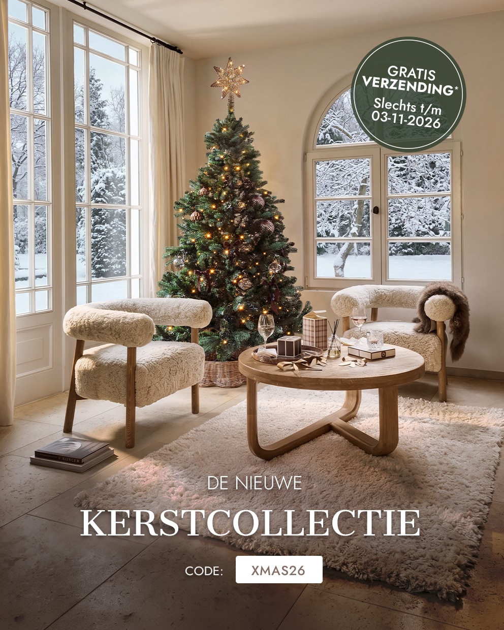 Gezellige woonkamer met kerstboom, lichte houten meubels en zachte crèmekleurige stoelen voor kerstdecoratie