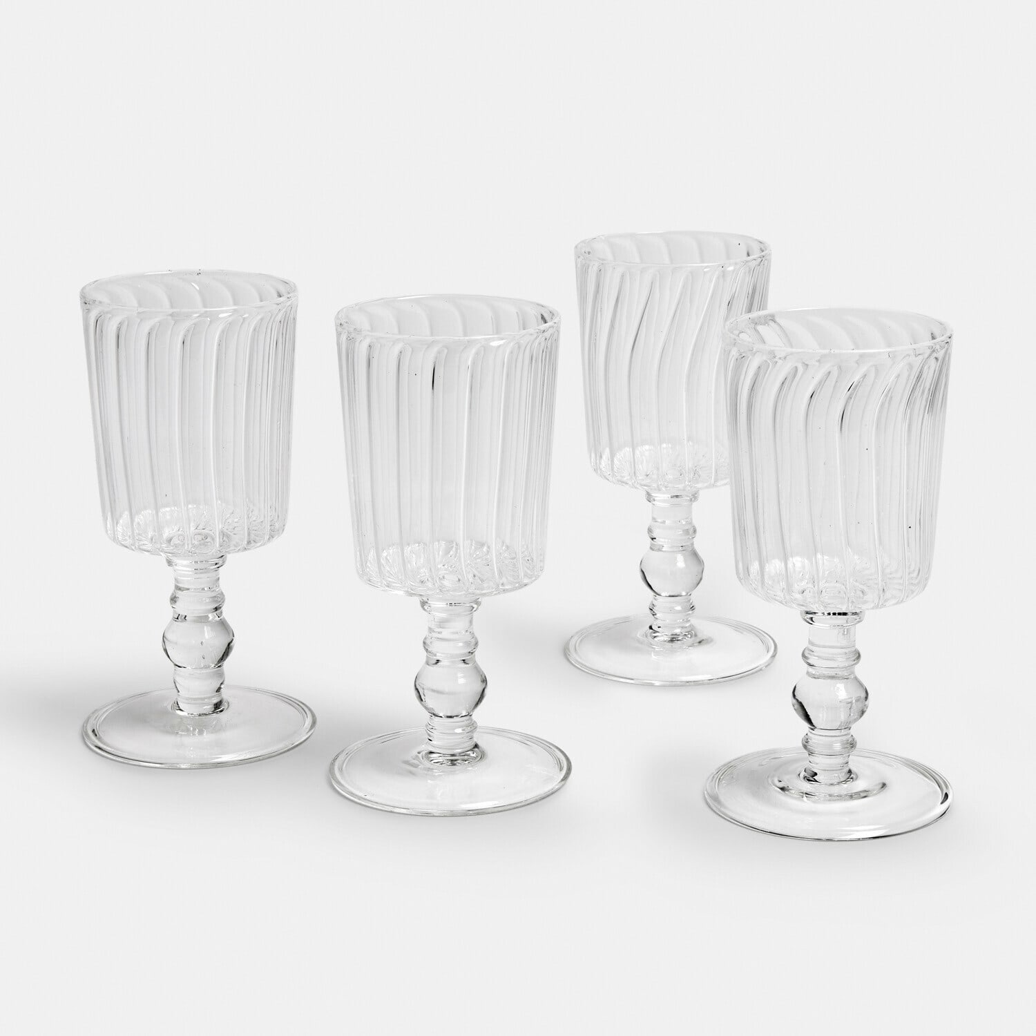 Ensemble de quatre verres transparents en verre strié sur pied pour boissons