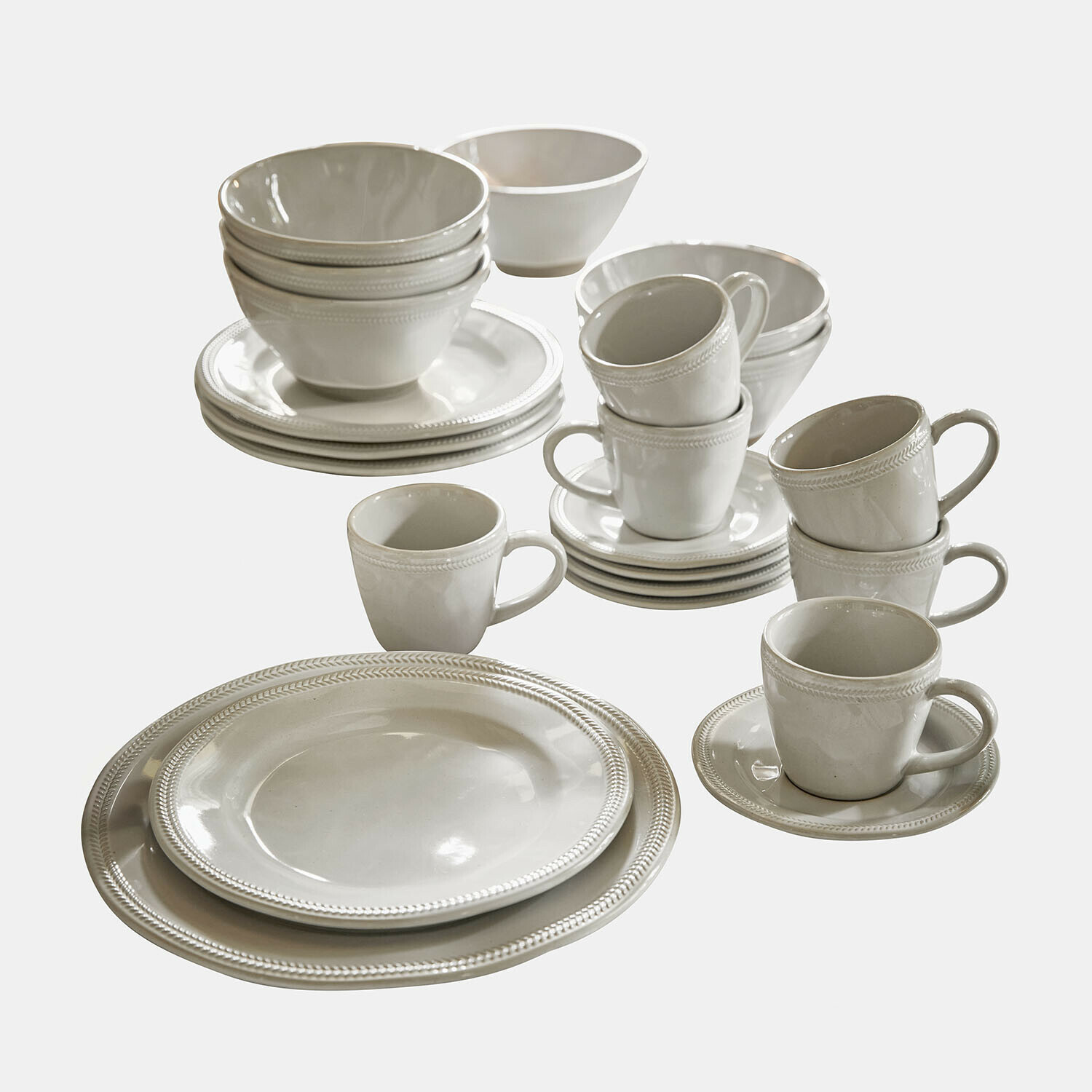 Witte porseleinen servies set met borden, kopjes en kommen met fijne decoratieve rand