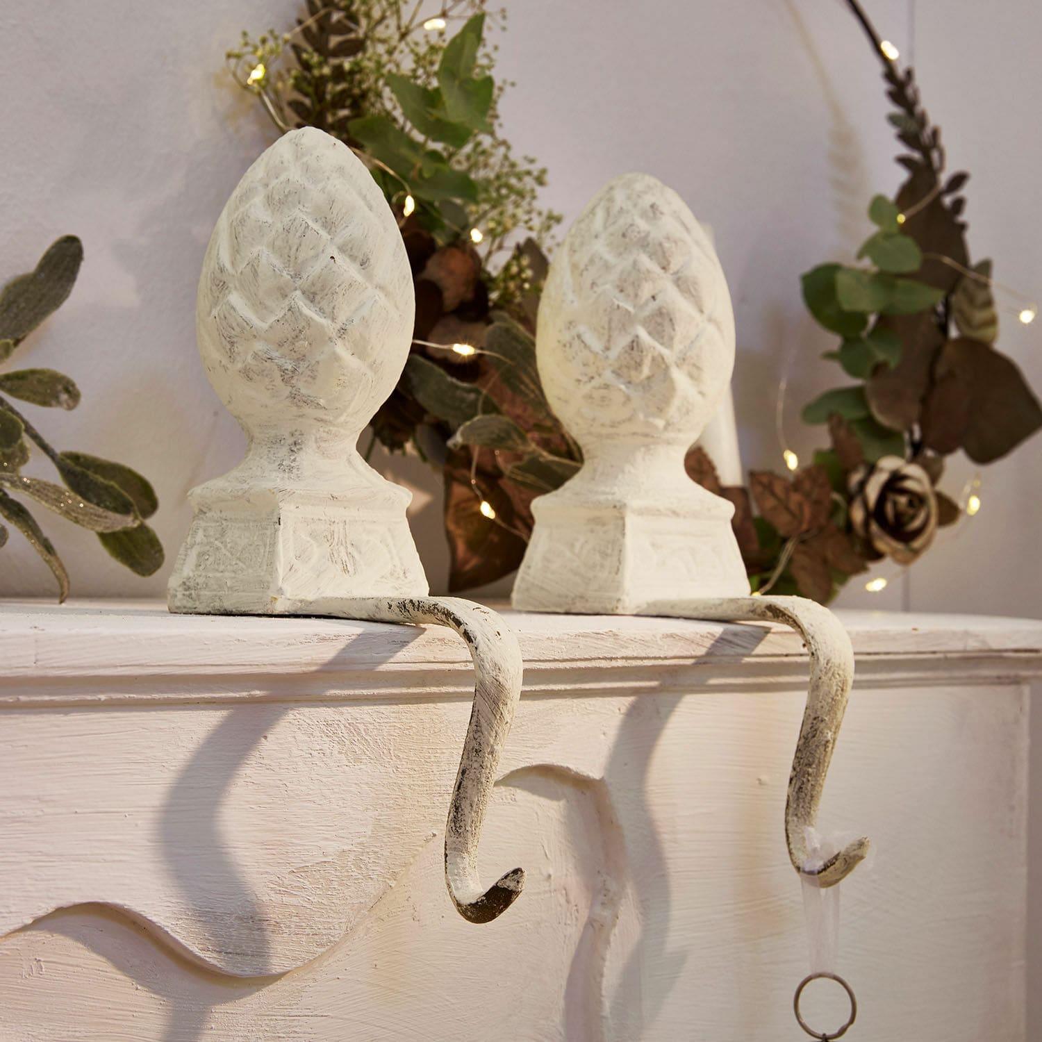 IJzeren dennenappel set van 2 Lucielle Set van twee witte metalen haken met dennenappelvormige decoratie voor het ophangen van versieringen