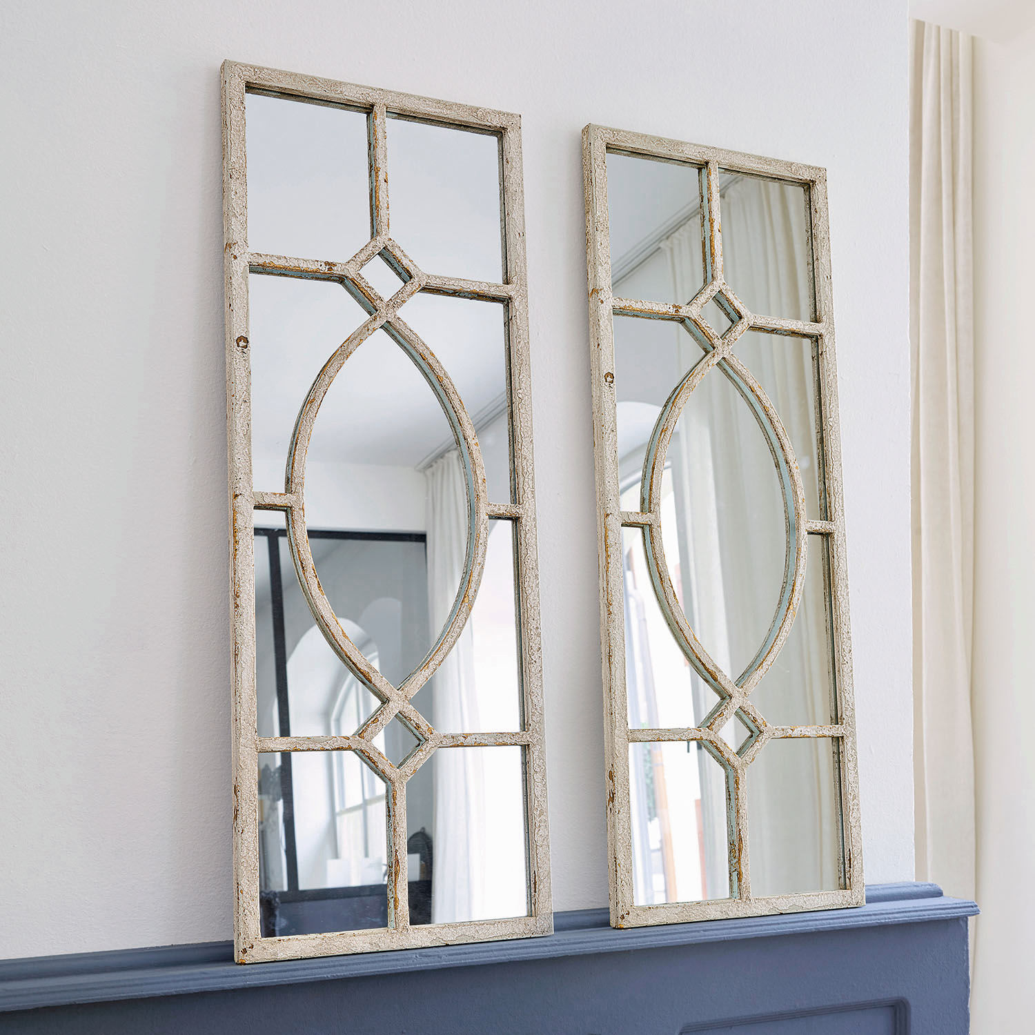 Spiegel Millery Set van twee decoratieve spiegels met verweerd wit houten frame, vintage stijl voor woonkamer