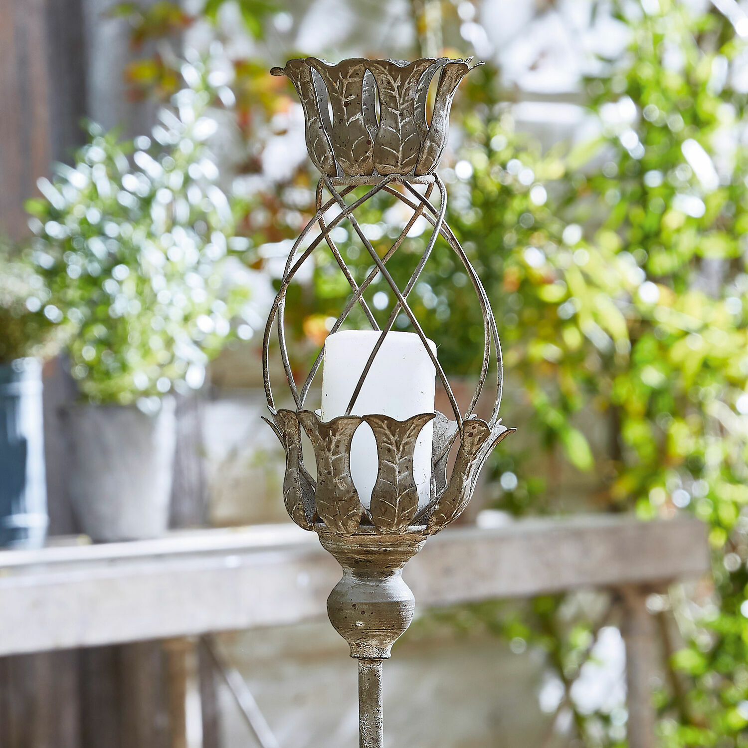 Bougeoir en métal avec bougie blanche au style rustique pour décoration intérieure et jardin