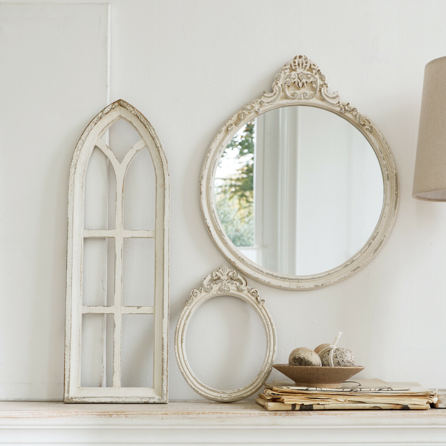 Miroir avec fenêtres décoratives, 3 pièces Morilev Miroir décoratif et cadres en bois vieilli crème posés sur une commode blanche