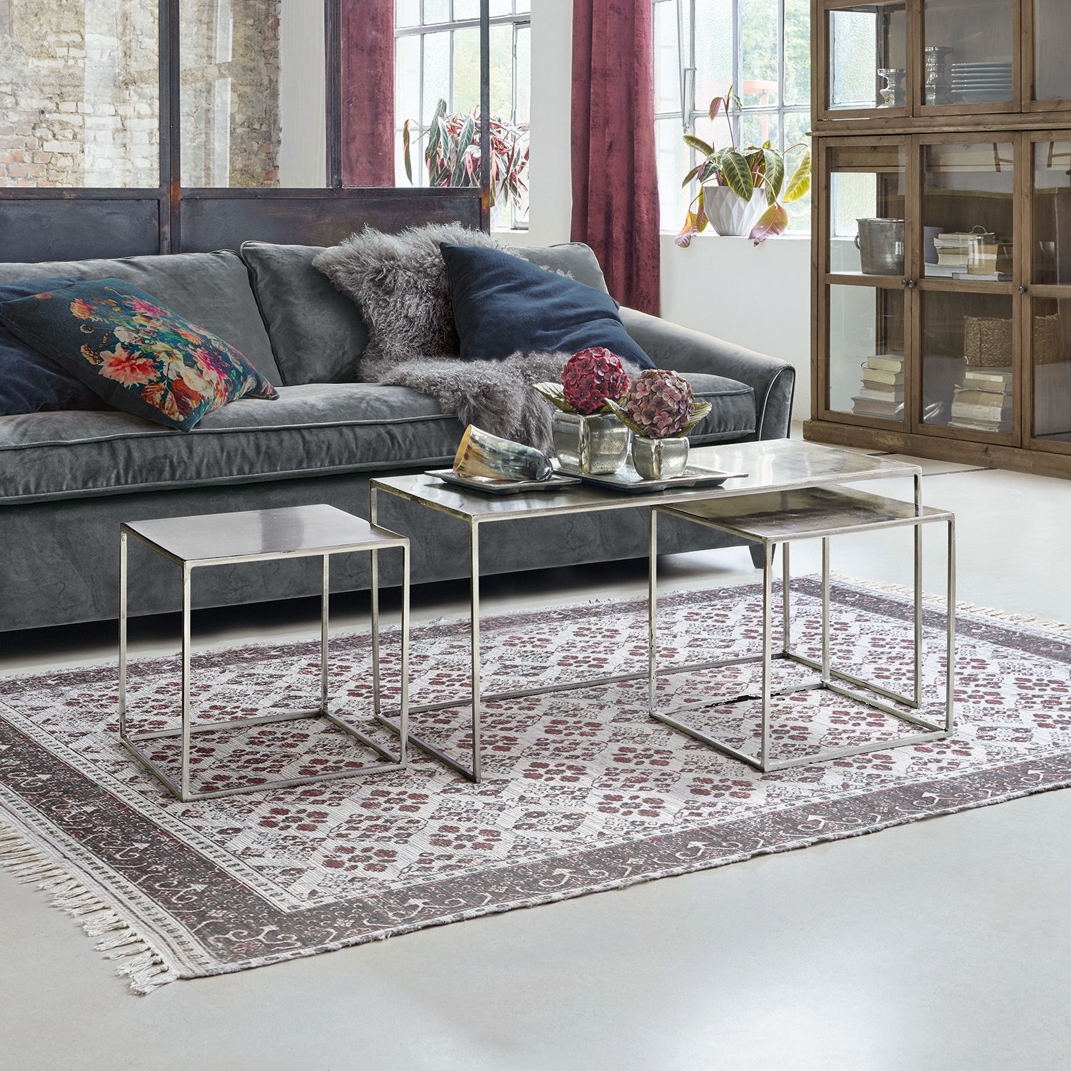 Bijzettafeltje set van 3 Gela Set van drie salontafels met glazen bladen en metalen frames in woonkamer met grijze bank