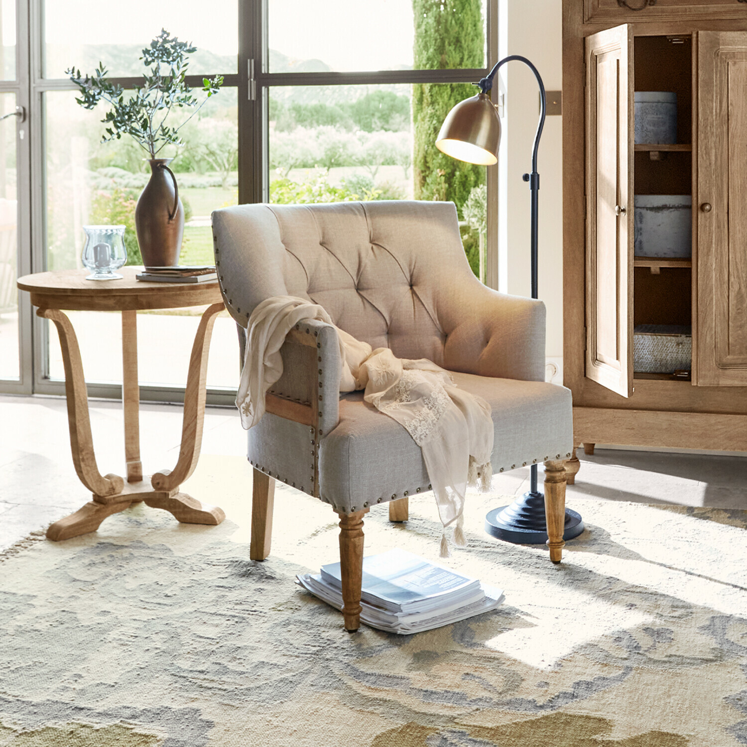 Fauteuil Bebington Beige gestoffeerde stoel met houten poten in lichte woonkamer met lamp en bijzettafel