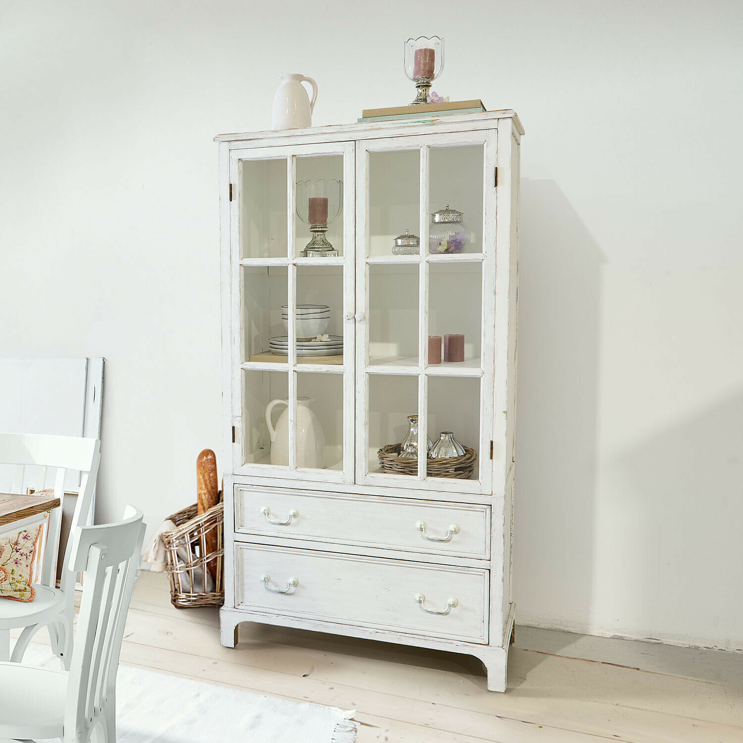 Vitrine Jarrowfield Vitrine en bois blanc avec portes vitrées et deux tiroirs dans un style vintage