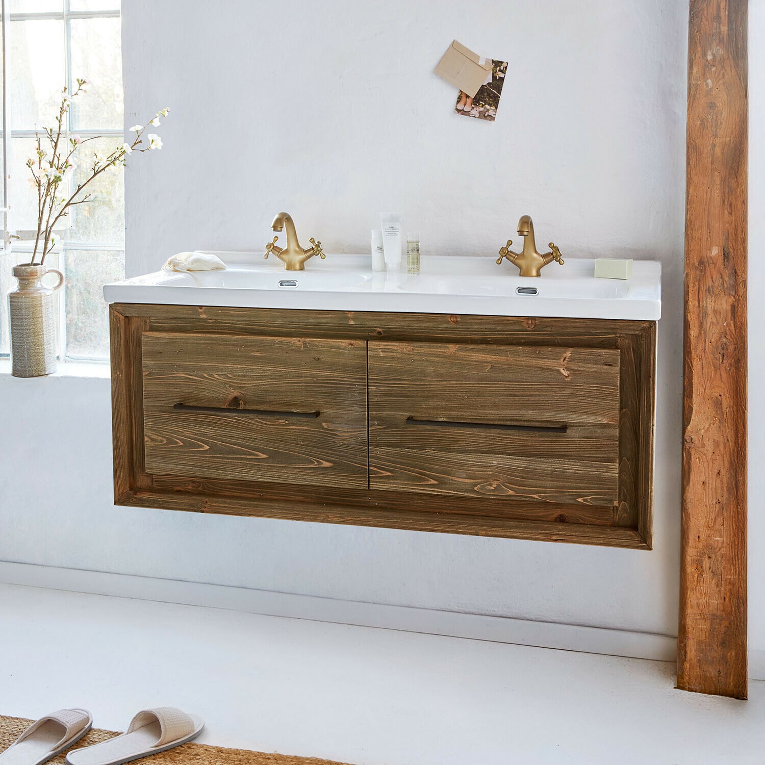 Meuble à double-vasque Greenhaven Meuble de salle de bain suspendu en bois avec lavabo blanc et robinets dorés, style rustique