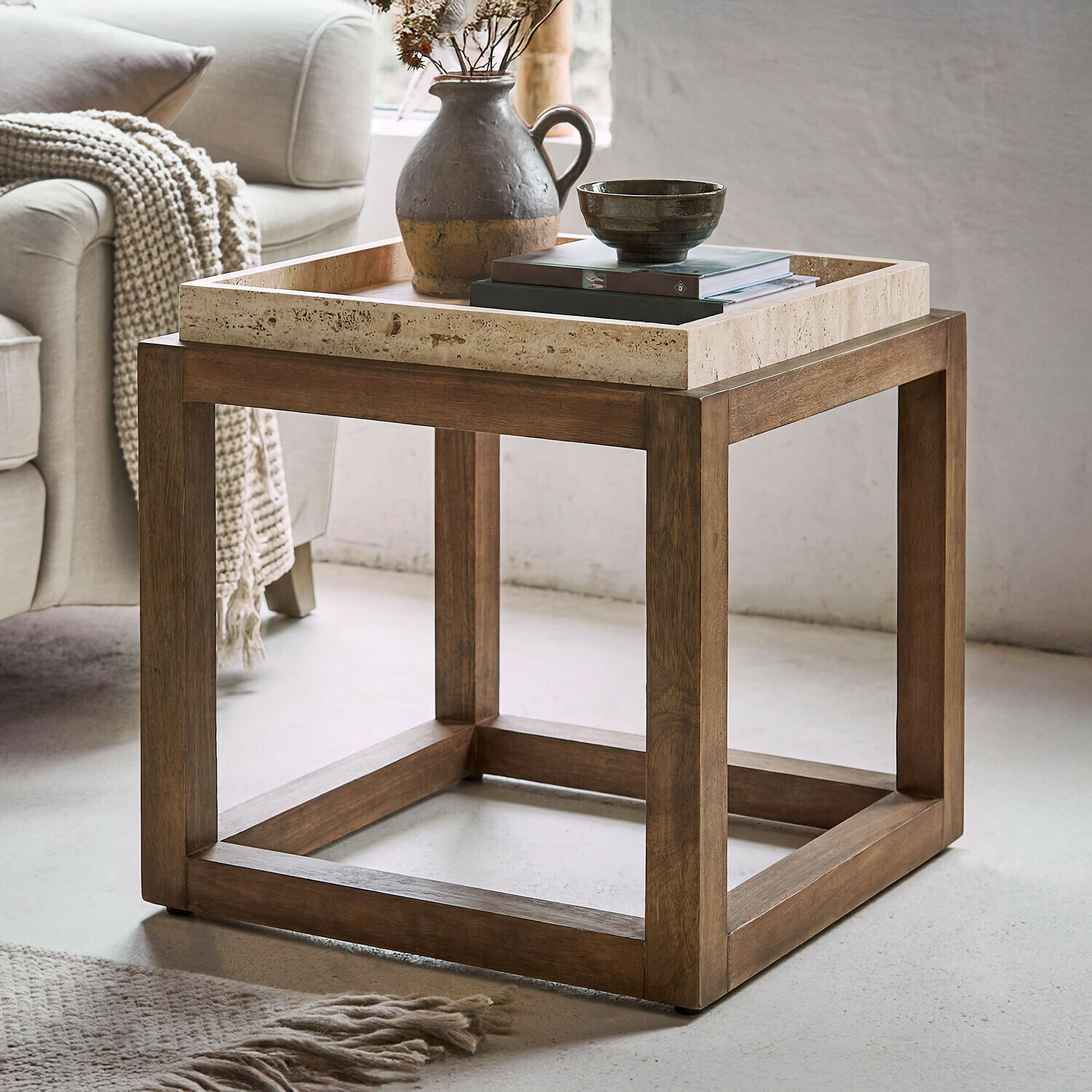 Bijzettafeltje Edwyn Vierkante bijzettafel met houten frame en lichte stenen blad in natuurlijke stijl voor woonkamer