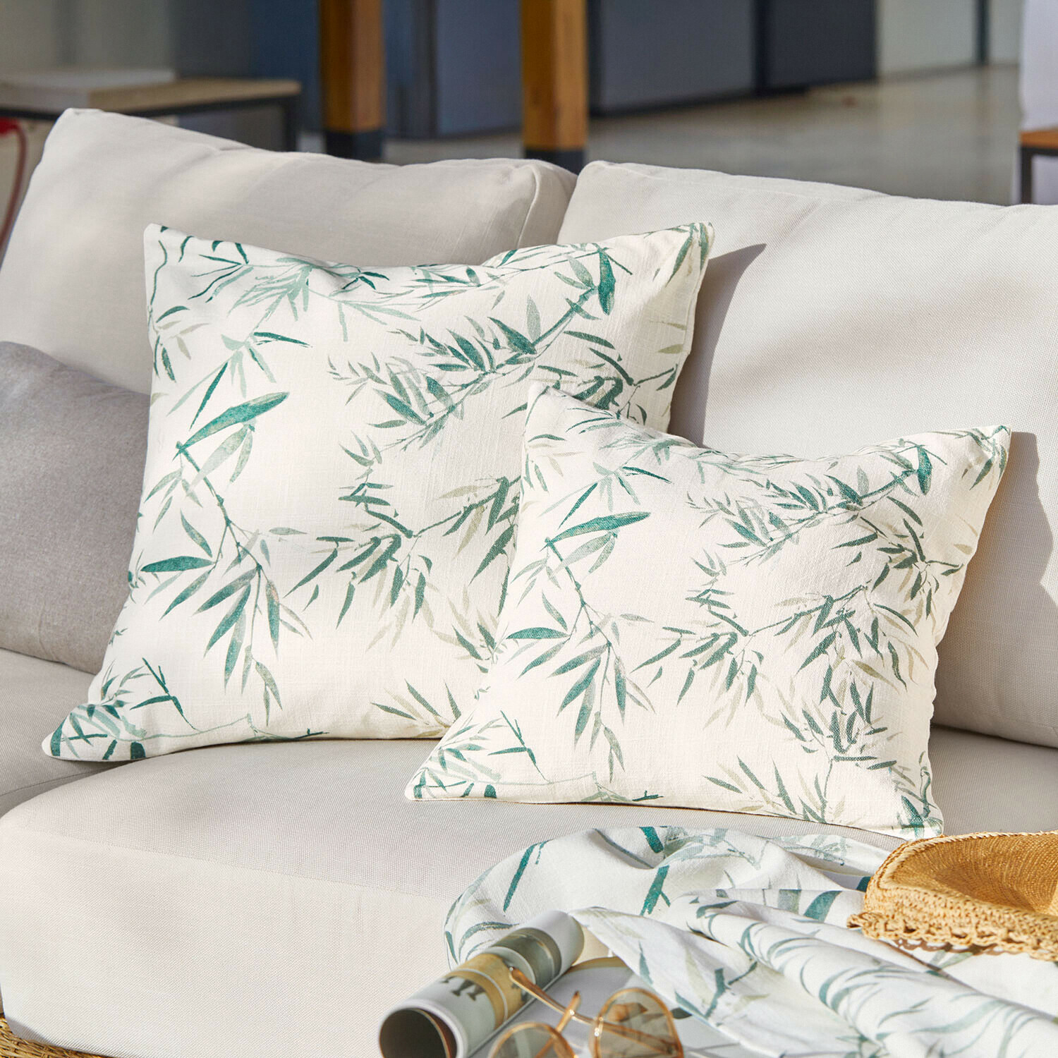 Lot de 2 housses de coussins Clarisa Ensemble de coussins en coton crème avec motif feuilles vertes pour décoration de salon moderne