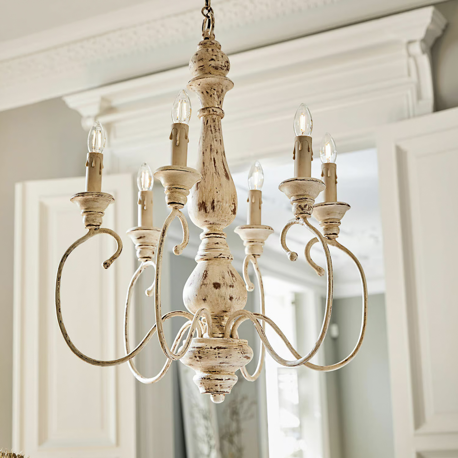 Vintage kroonluchter met zes lampen, metaal in verweerde witte houtlook, decoratieve binnenverlichting
