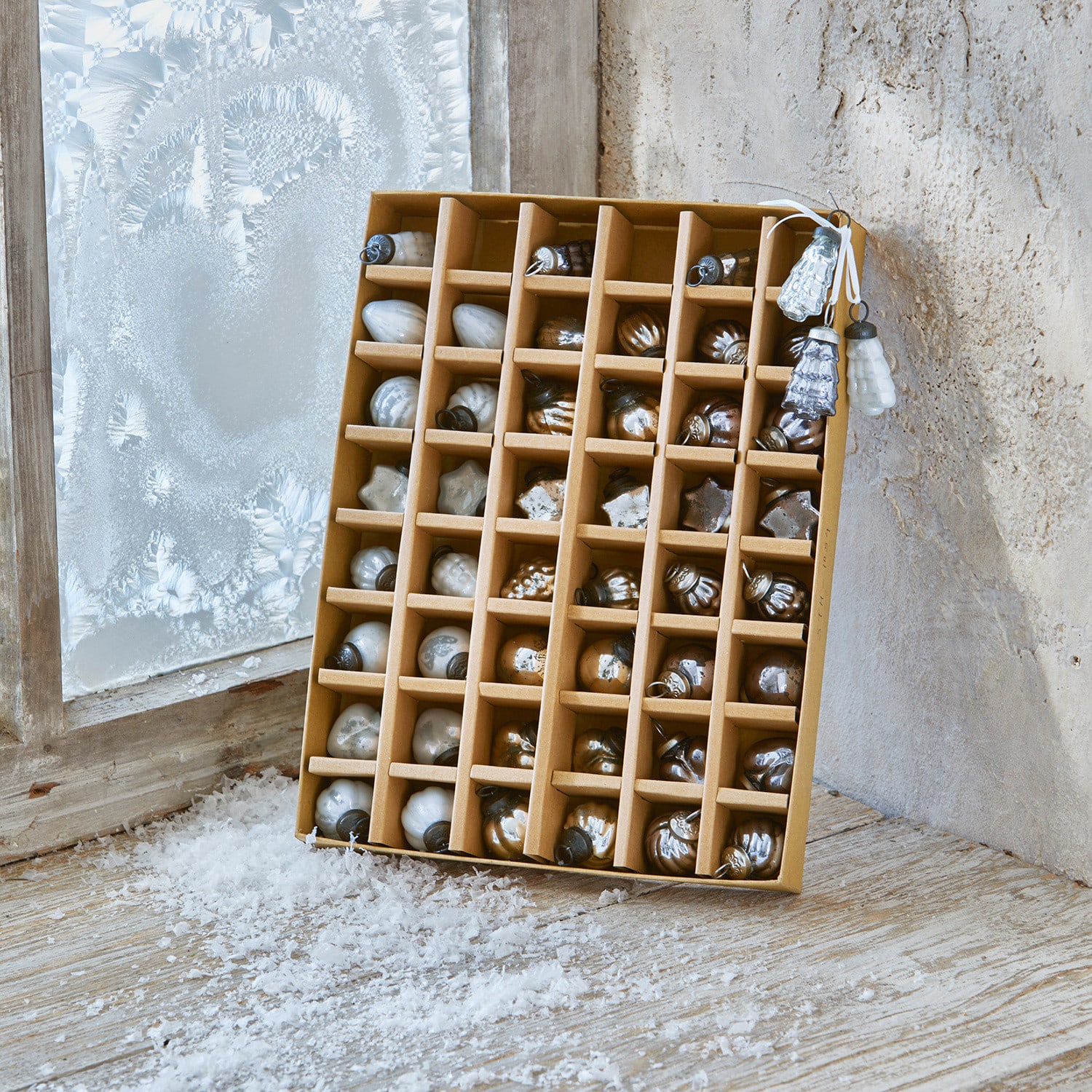 Lot de 48 décorations de Noël Lyla Boîte d'ornements de Noël en verre argentés et blancs pour décoration festive élégante