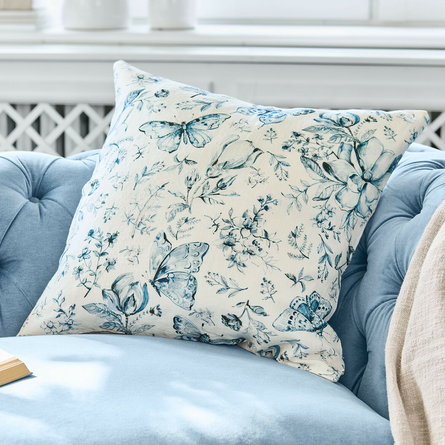 Housse de coussin Volanaïs Coussin décoratif en coton crème avec motif papillons et fleurs bleus sur fond clair pour salon cosy