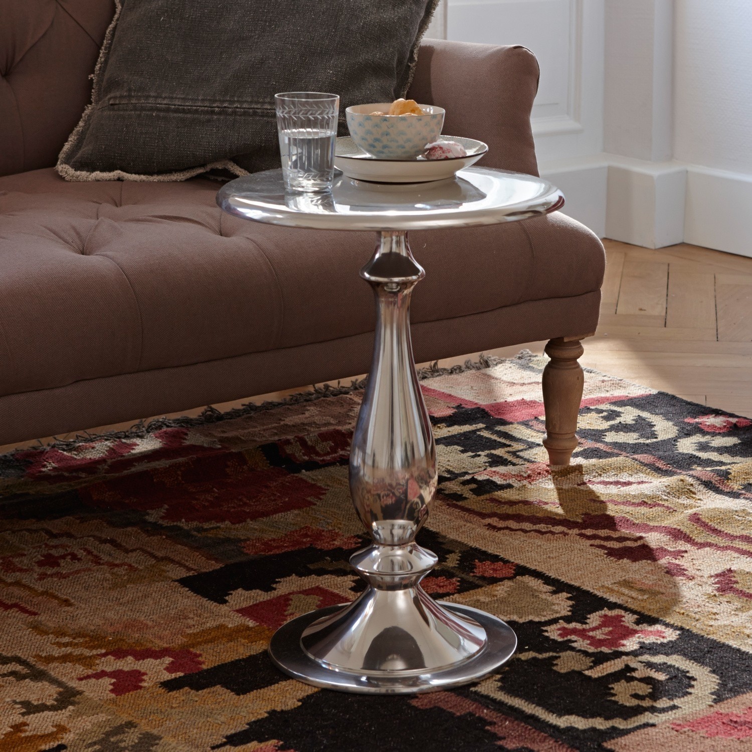 Table d'appoint Piccolo Table d'appoint en métal argenté brillant sur tapis coloré dans un salon cosy